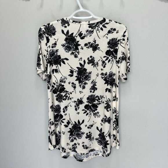 Cathy | Cream & Black Soft Floral Button Short Sleeve V-neck Top Medium Prairie - Picture 5 of 5